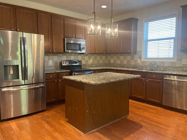 Photo - Spacious 5 Bed/3 Bath Residence, Near High... House