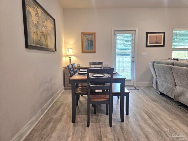 Foto del edificio - 7158 Village Ln