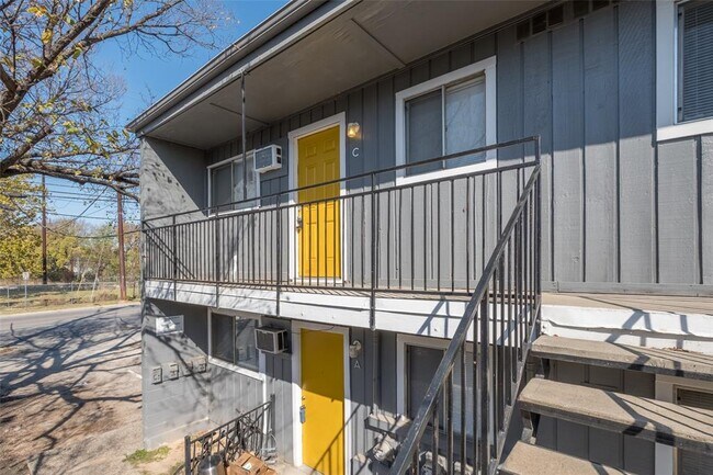 Foto del edificio - 903 Springdale Rd