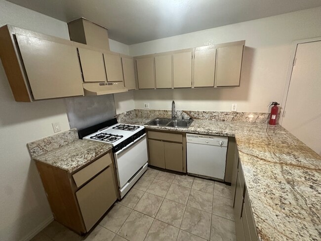 Building Photo - 2740 Mendonca Dr