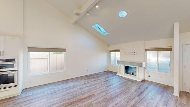 Building Photo - Spacious and beautifully updated 4 bedroom home available for long or short term lease.