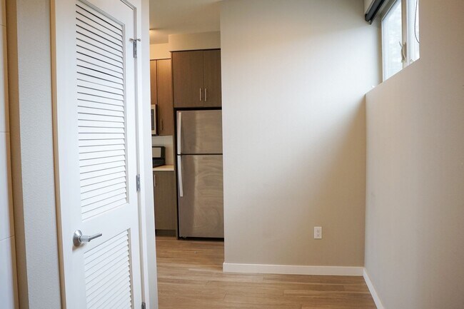 Foto del edificio - Corner 2nd Floor 1 Bdr w/Dishwasher, W&D, Condo Finishes!