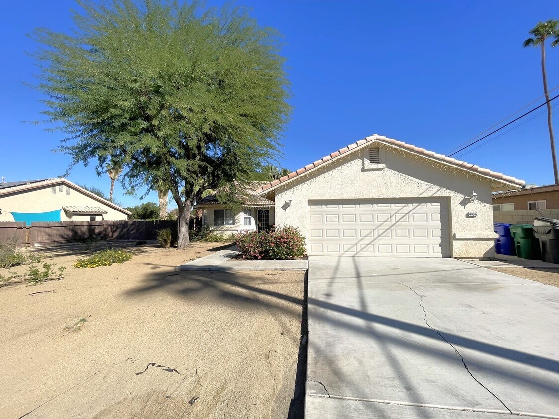 Primary Photo - AVAILABLE NOW! 3 Bed 2 Bath Home in Palm D...