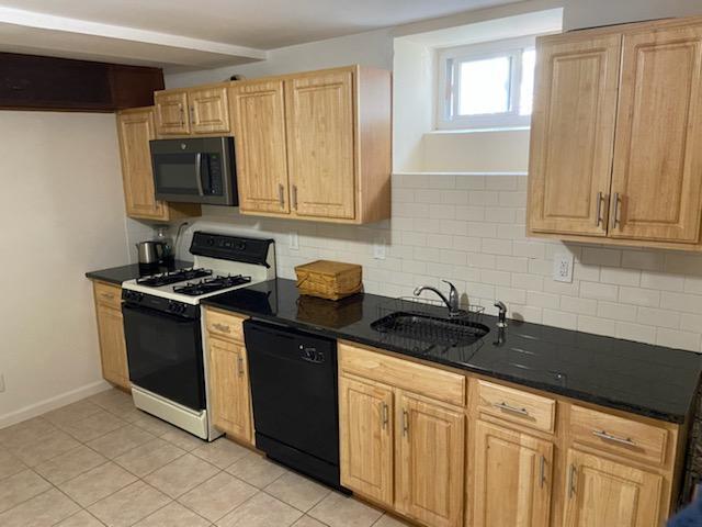 Eat-in Kitchen - 325 Tenafly Rd