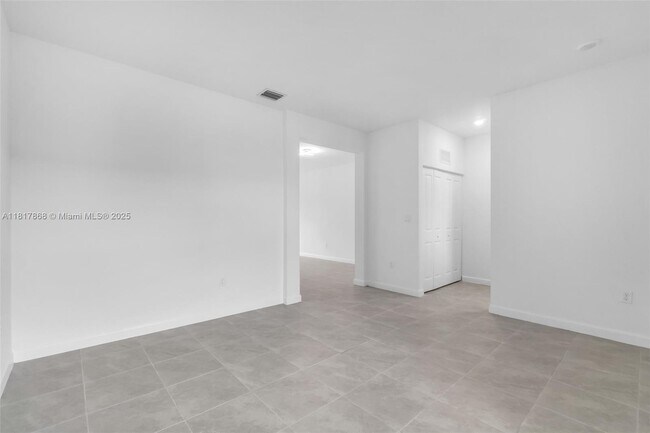 Building Photo - 2807 SE 26th Ave