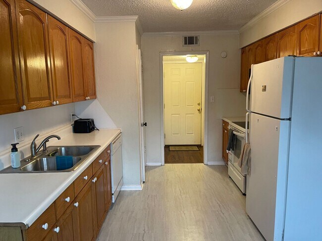 Foto del edificio - 3 bed upstairs condo in Norman, community pool and plenty of parking!