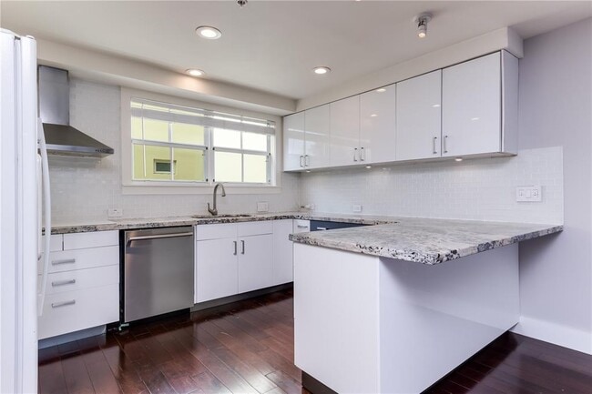 Building Photo - 623 NE 8th Ave