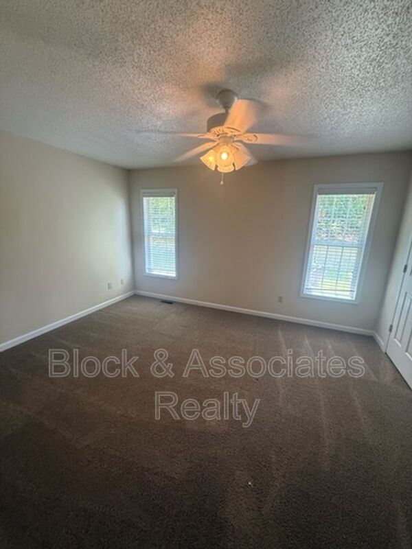 Foto del edificio - 1716 Sunny Ln