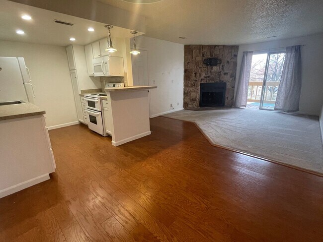 Foto del edificio - Quaint 1 Bedroom Condo in the Southwest part of Town with Garage