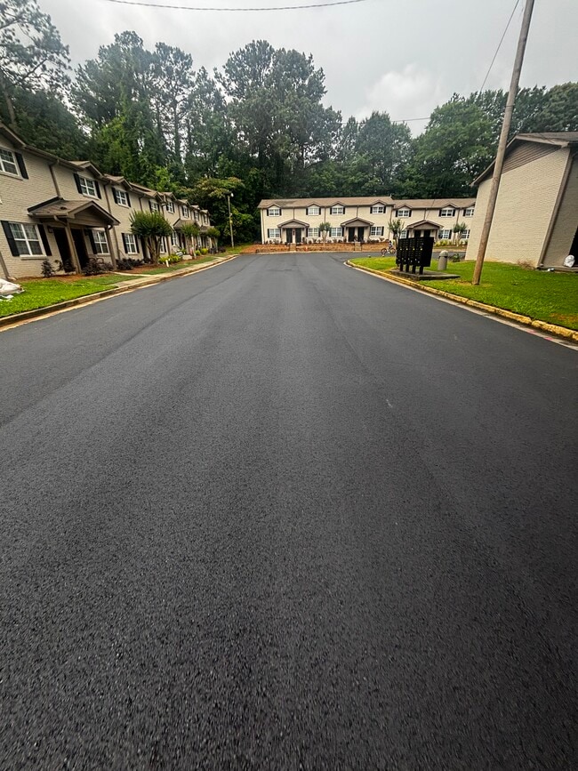 Parking lot Photo - Waverly Manor