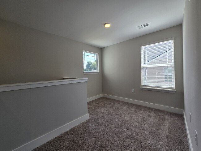 Foto del edificio - 6006 Hillside Ln