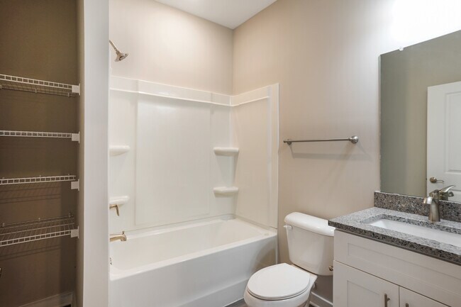 Foto del edificio - Oak Tree Apartments and Townhomes