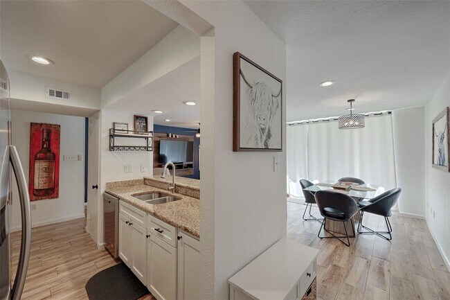 Foto del edificio - 12500 Melville Dr