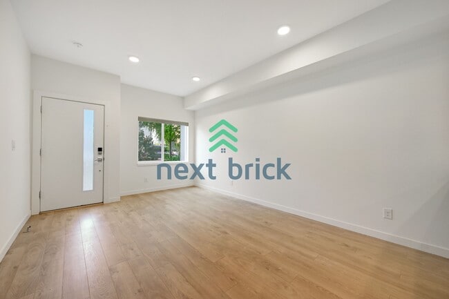 Building Photo - Charming 2-Bed, 2-Bath Townhouse Retreat in Prime Wallingford Location – Spacious 1486 Sq Ft!