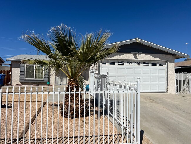 Building Photo - 4 Bedroom 1.5 Bathroom House with 2 Car Ga...