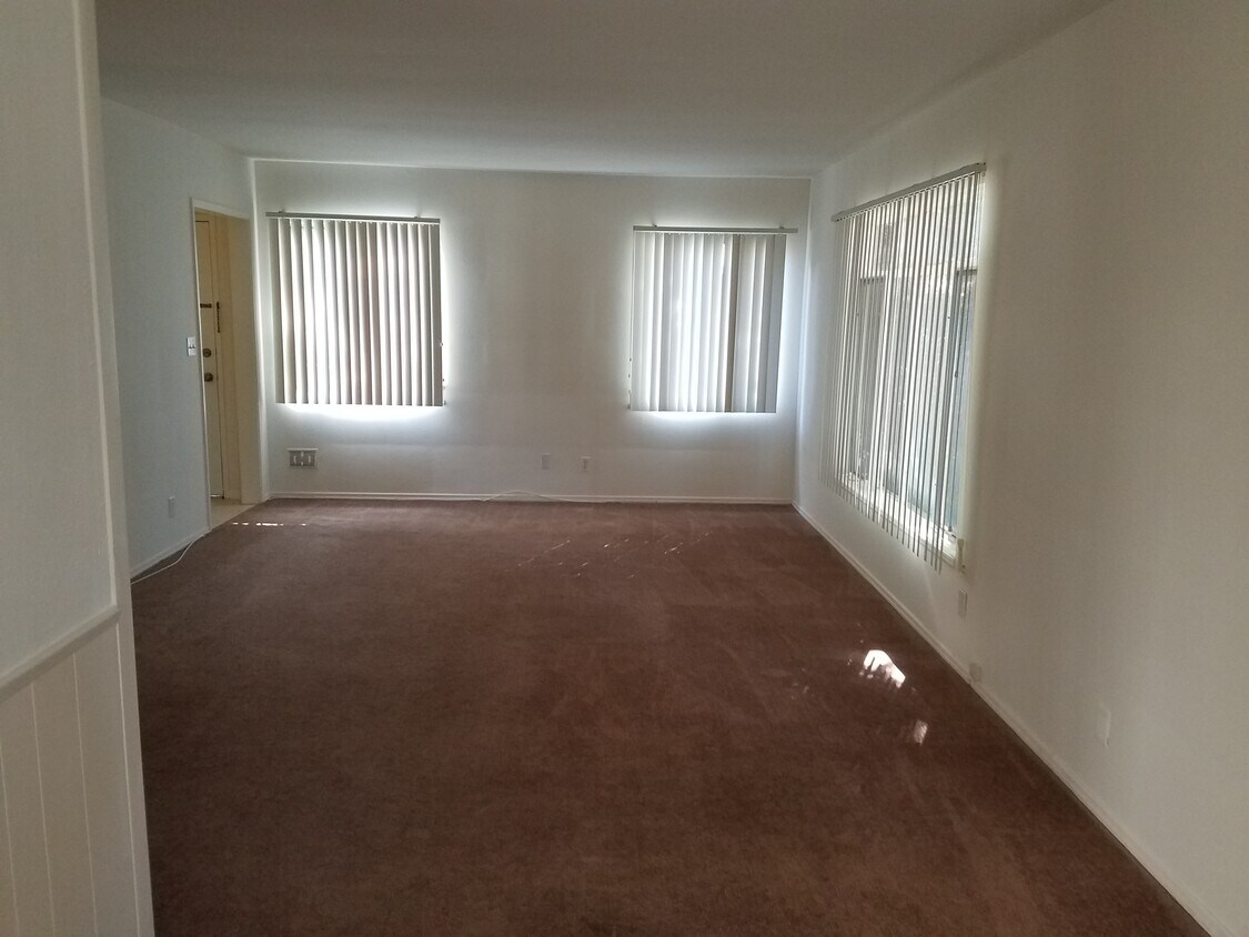 Foto principal - 15149 Dickens St