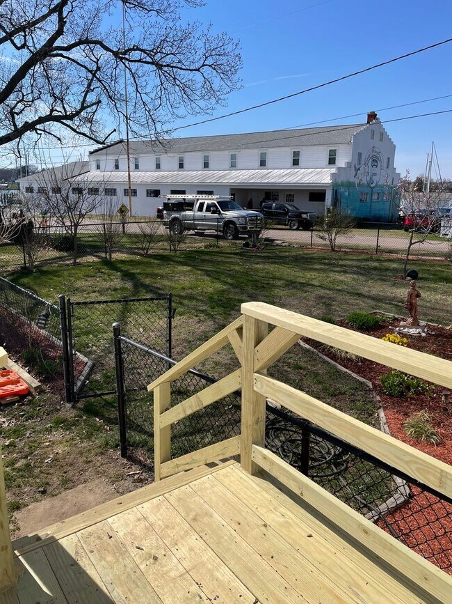 Building Photo - 3 Bedroom 2 Bath waterfront in Colonial Beach