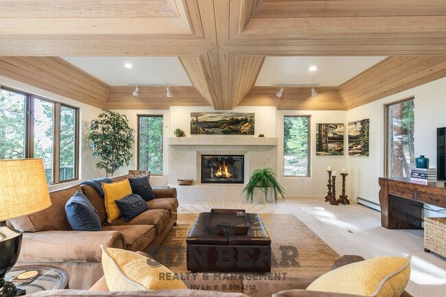 Foto del edificio - Beautiful Home w Peek Lakeview!