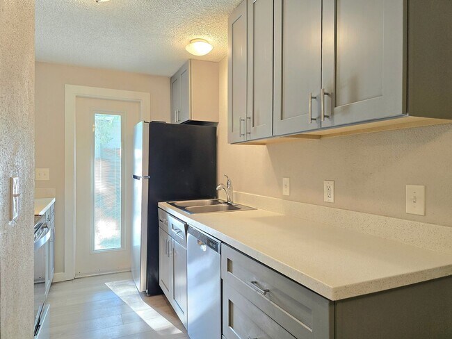 Foto del edificio - 2 Bedroom Unit Available Now in Gold Bar -...
