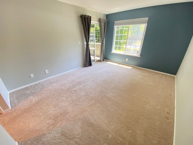 Building Photo - Advent - Low Deposit Condo W/ Parking, Lau...
