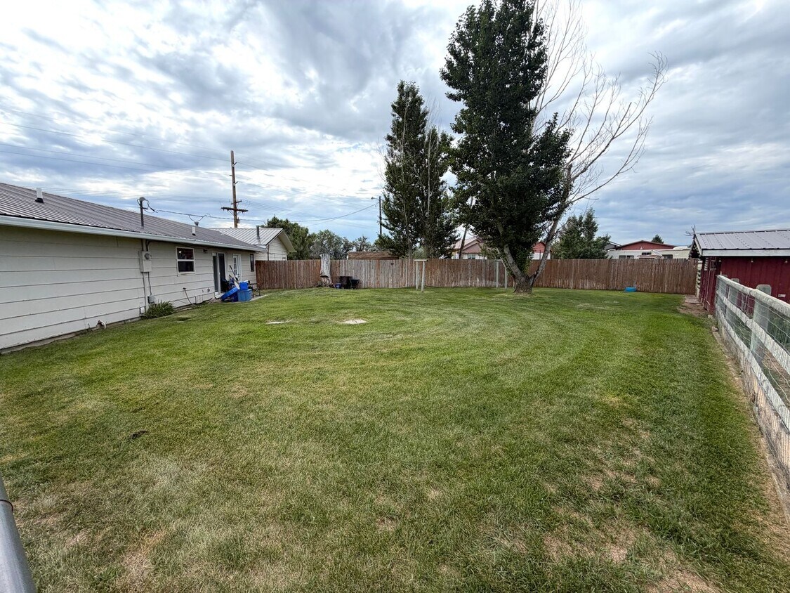 Building Photo - 3680 Valley Dr