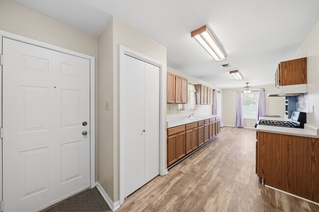 Building Photo - 1017 Lions Park Dr