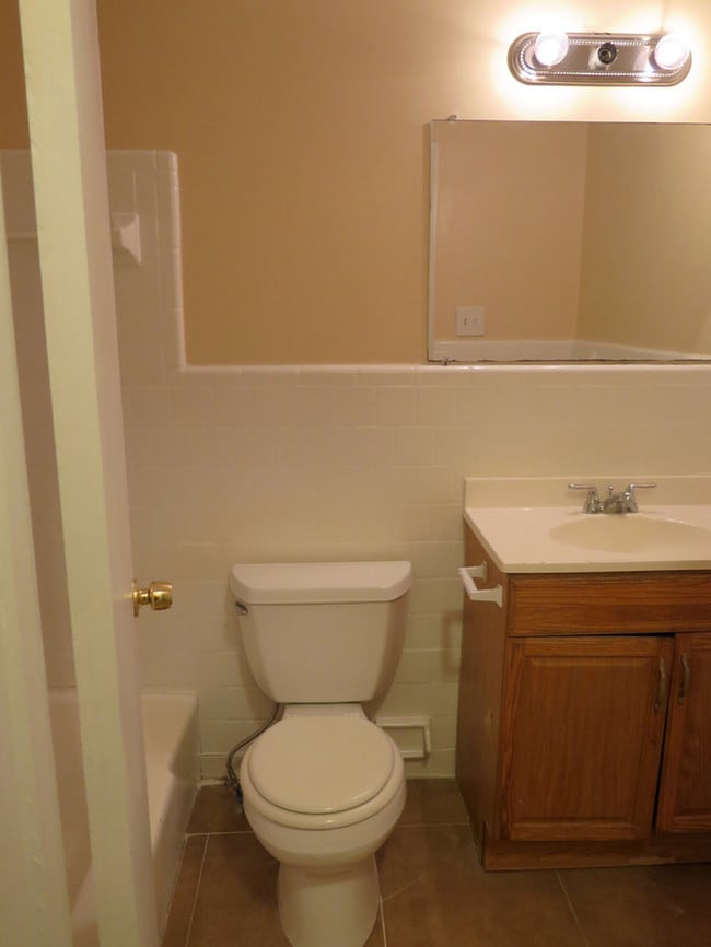Building Photo - Cozy Decatur Duplex