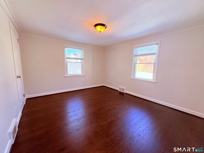 Building Photo - 387 Quaker Ln S