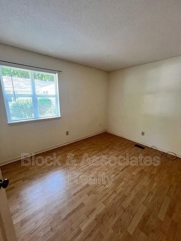 Foto del edificio - 5900 Suncreek Ct