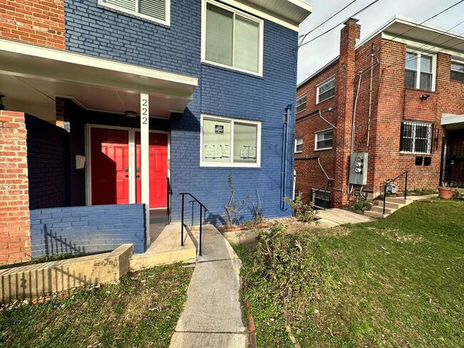 Building Photo - Newly Renovated 3BR Duplex