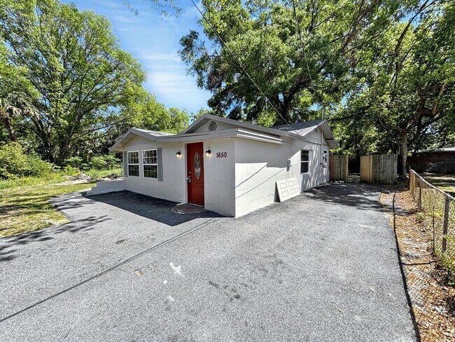 Building Photo - 1650 E Pine Ave