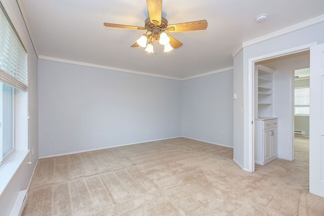 Building Photo - Great Location! 2 bedroom, 2.5 Bathroom To...