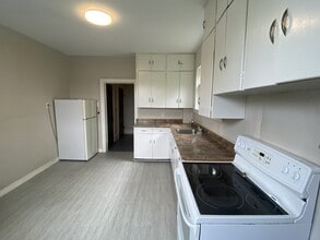 Building Photo - 77 Hazen St