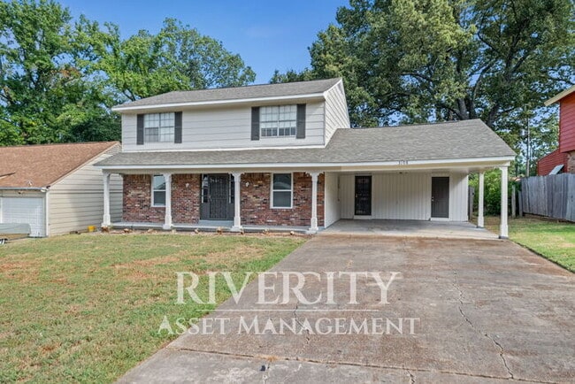 Building Photo - Renovated Gem! This 4-bed, 1.5-bath home!!...