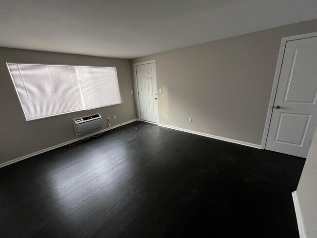 Building Photo - 4669 Hilton Ave