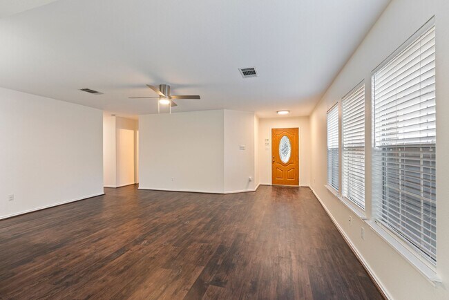 Foto del edificio - Stunning 3 bedrooms, 2 bathrooms home in R...