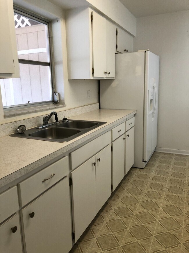 Foto del edificio - 3 Bed 1 Bath Home | Pet Friendly | Washer Dryer Hook Ups | Section 8 Welcome