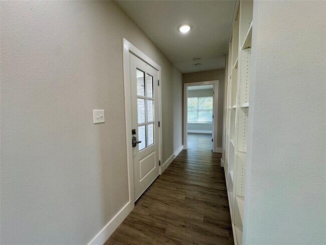 Building Photo - 813 Central Ave