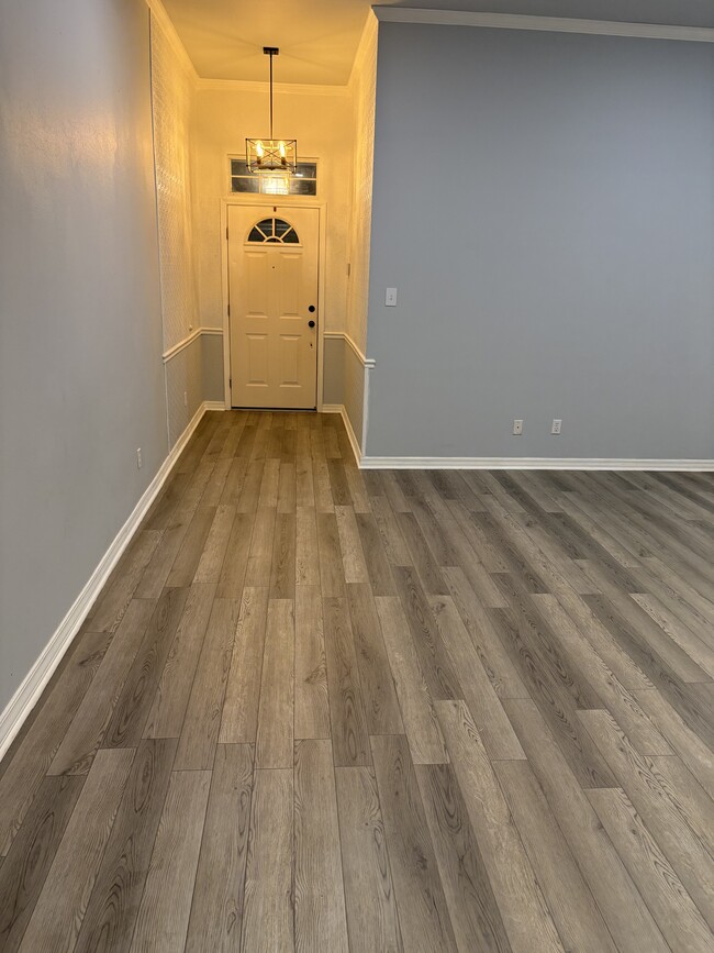 Building Photo - 5900 Clearview Cir