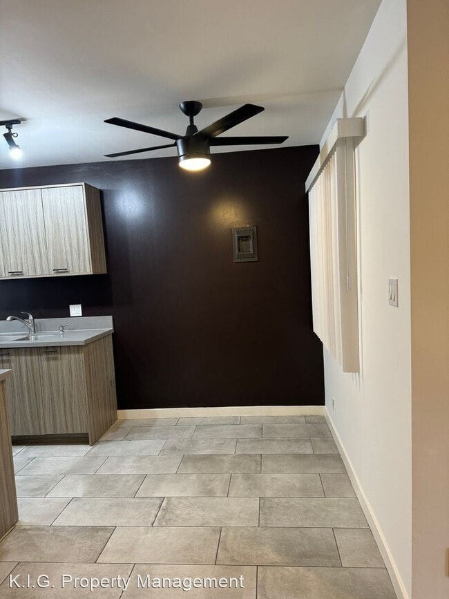 Building Photo - Studio, 1 bath Apartment - 7444 Haskell 74...