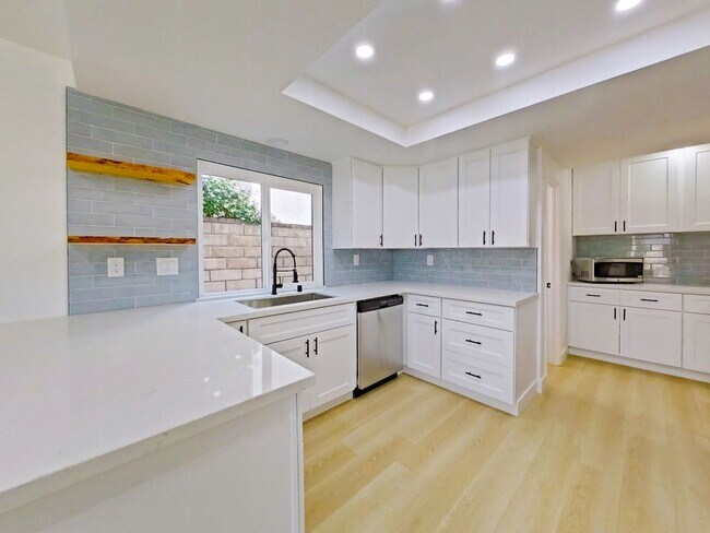 Building Photo - Beautifully remodeled 3 bed / 2.5 bathroom...