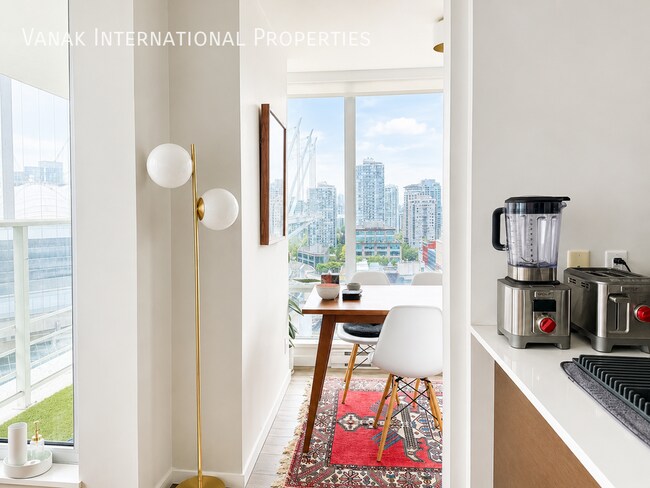 Building Photo - Bright 1 Bed + Den + Solarium | Pool, Gym & Rooftop Patio