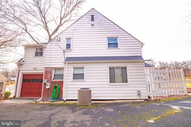 Building Photo - 5810 Greenleaf Rd