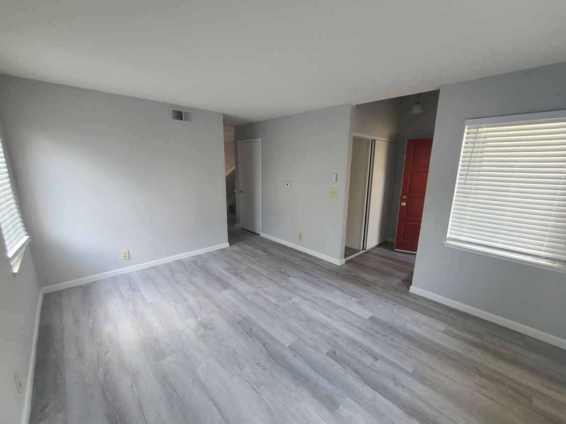 Primary Photo - Cozy Updated 2 Bedroom Townhouse Located i...