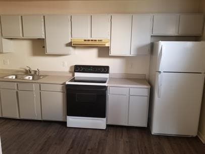 Building Photo - 2 Bedroom 1.5 Bath Townhome on culdesac with fenced in back yard. Close to Shops and Downtown.