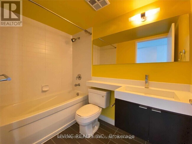 Building Photo - 705-4k Spadina Ave.