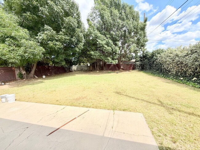 Building Photo - Newly Refreshed 3 bedroom 2 bathroom Home