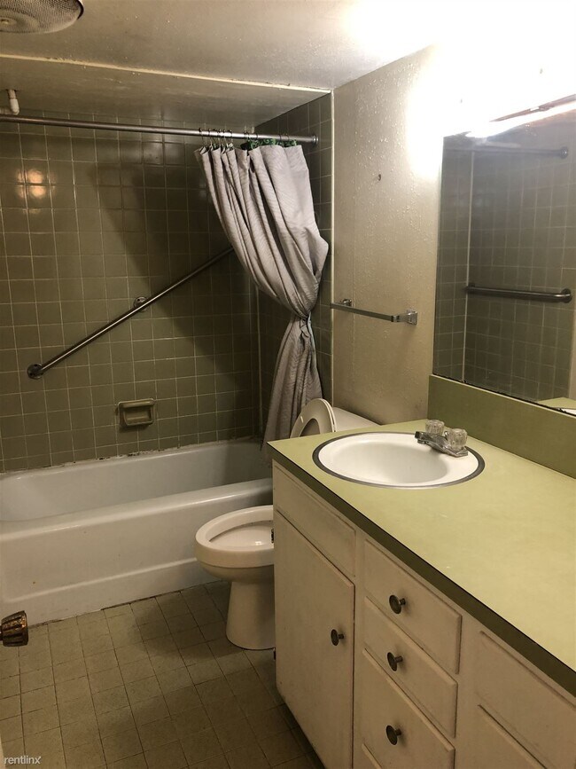 Building Photo - 2 br, 1 bath  - 2901 E Travis St B8