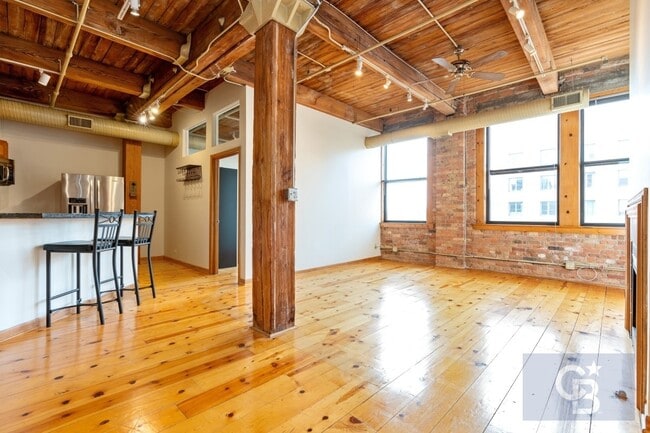 Building Photo - 913 W Van Buren St
