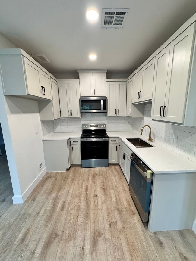 Building Photo - Freshly remodeled duplex available for rent!